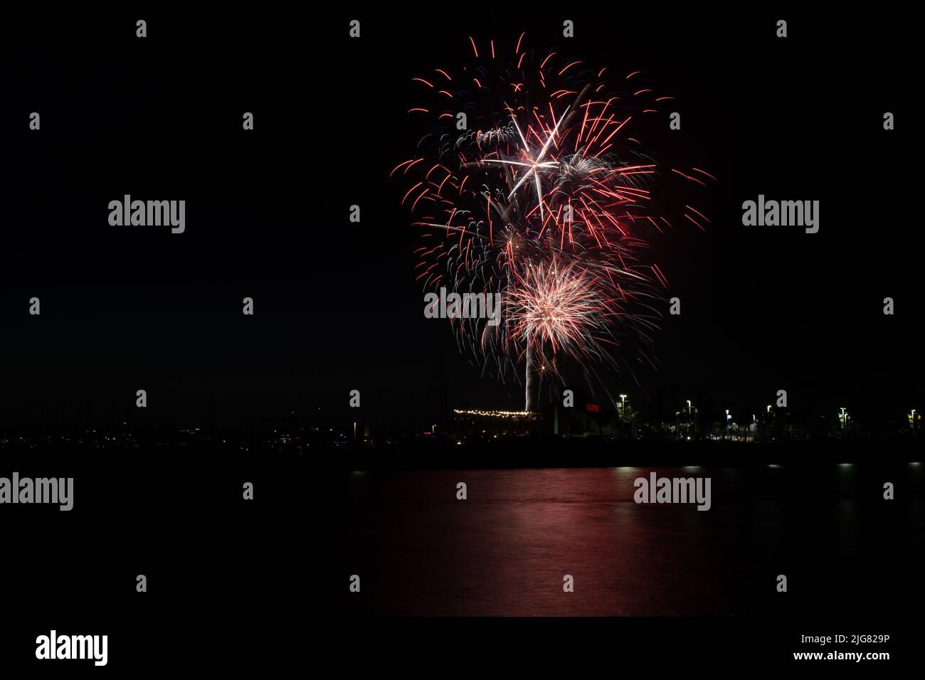 I fuochi d'artificio sparano sull'acqua della baia di Alamitos a Long Beach per le vacanze del 4th luglio Foto Stock