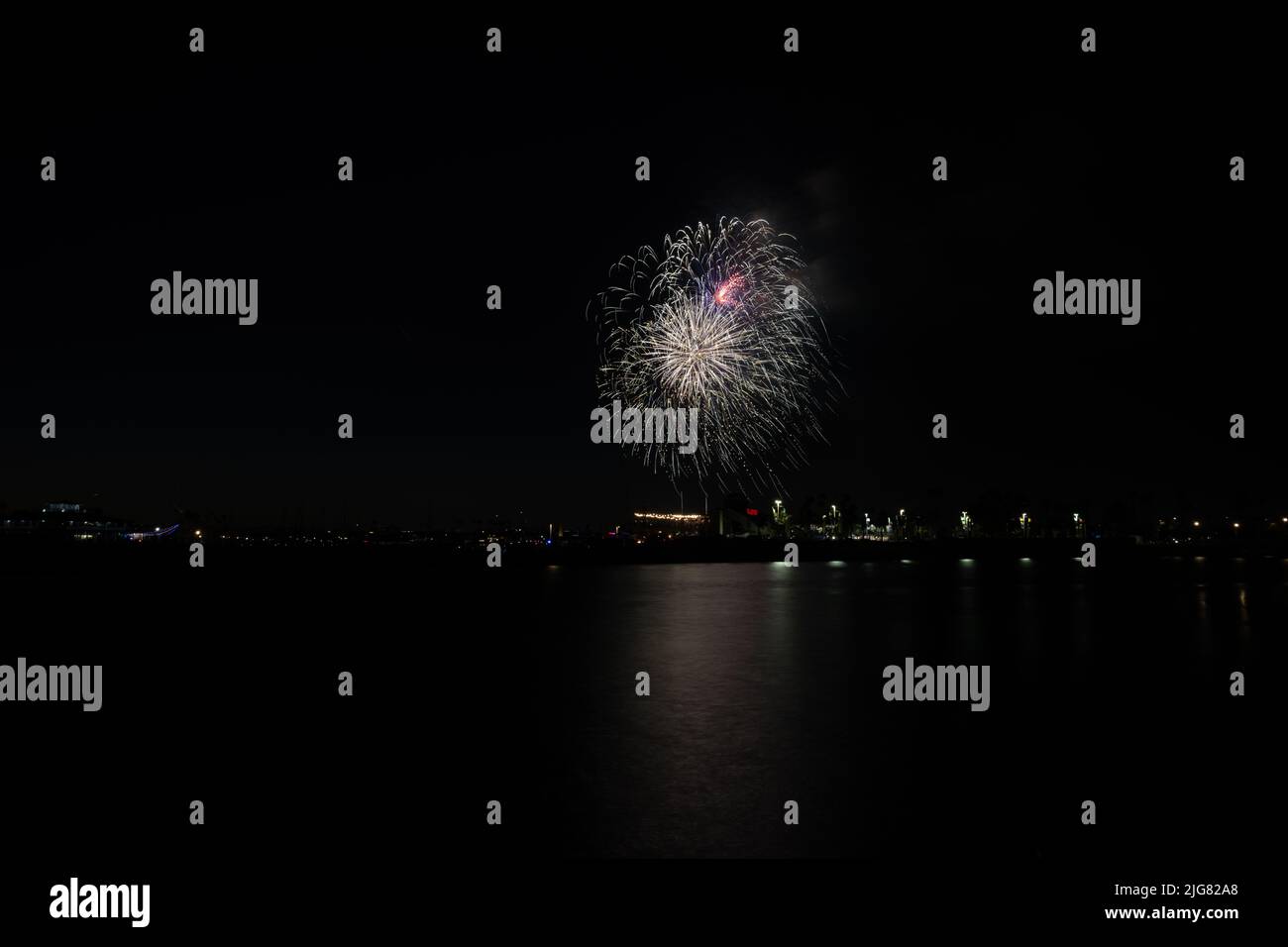 I fuochi d'artificio sparano sulle acque della baia di Alamitos a Long Beach, California, per celebrare la vacanza del 4th luglio Foto Stock