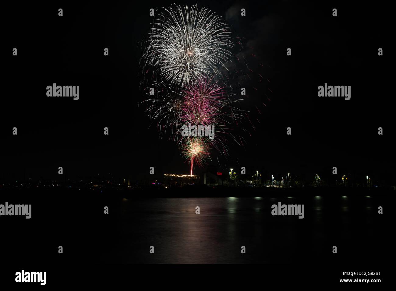 I fuochi d'artificio sparano sull'acqua di Alamitos Bay a Long Beach, California, per celebrare la vacanza del 4th luglio Foto Stock