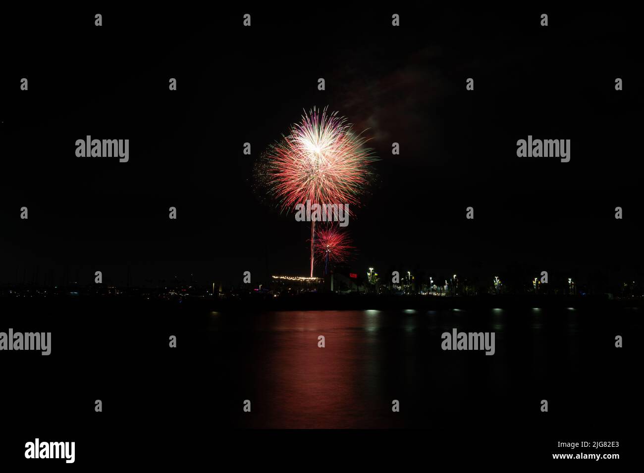 I fuochi d'artificio sparano sull'acqua di Alamitos Bay a Long Beach, California, per celebrare la vacanza del 4th luglio Foto Stock