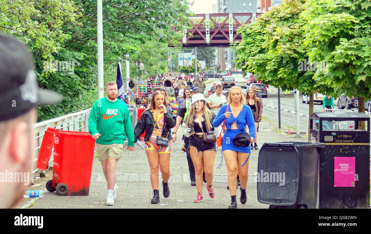 Glasgow, Scozia, Regno Unito 8th luglio 2022. I tifosi del festival Trnsmt inondano la città mentre riempiono le strade di colore e carne. Credit Gerard Ferry/Alamy Live News Foto Stock