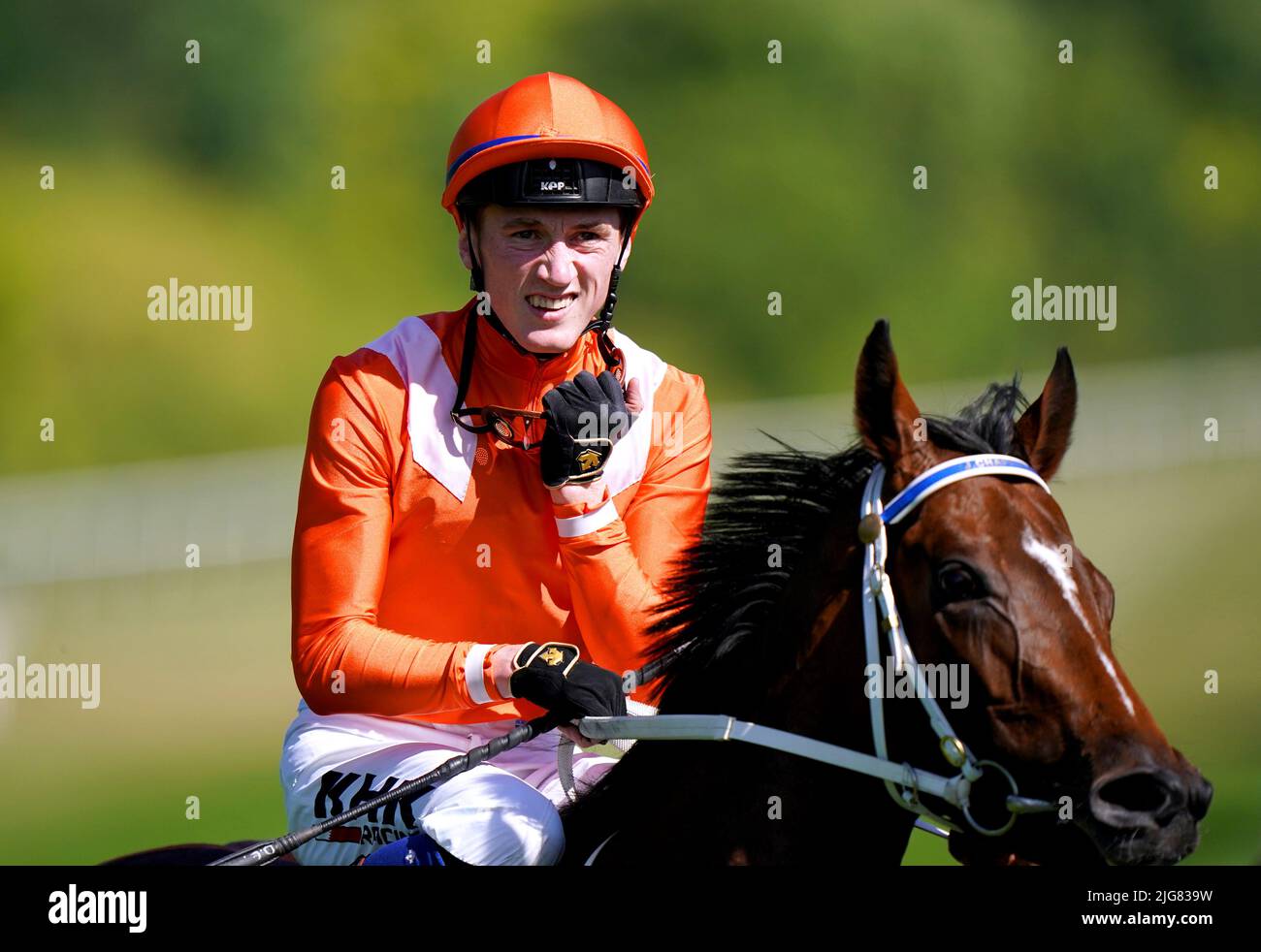 Il jockey David Egan reagisce dopo aver vinto l'handicap Arioneo su Nizaaka durante il Festival Venerdì del Moet e Chandon Festival di luglio a Newmarket racecourse, Suffolk. Data foto: Venerdì 8 luglio 2022. Foto Stock