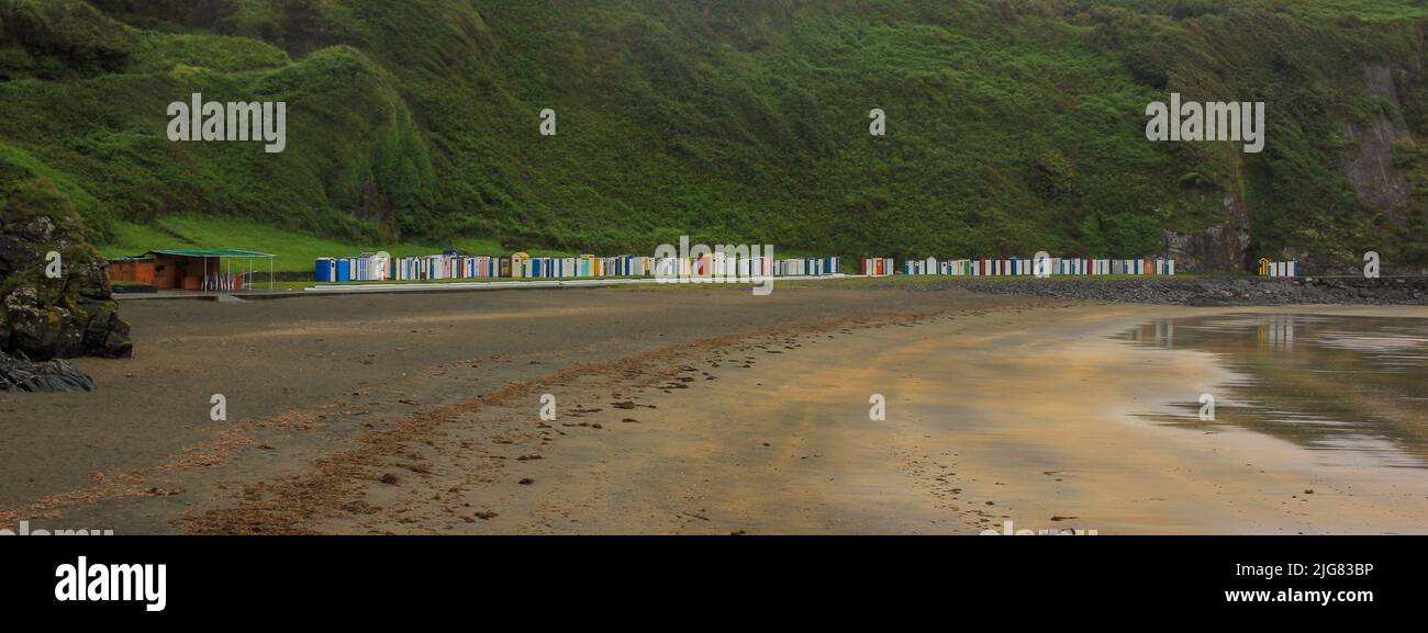 capanne in fila in una spiaggia spagnola Foto Stock