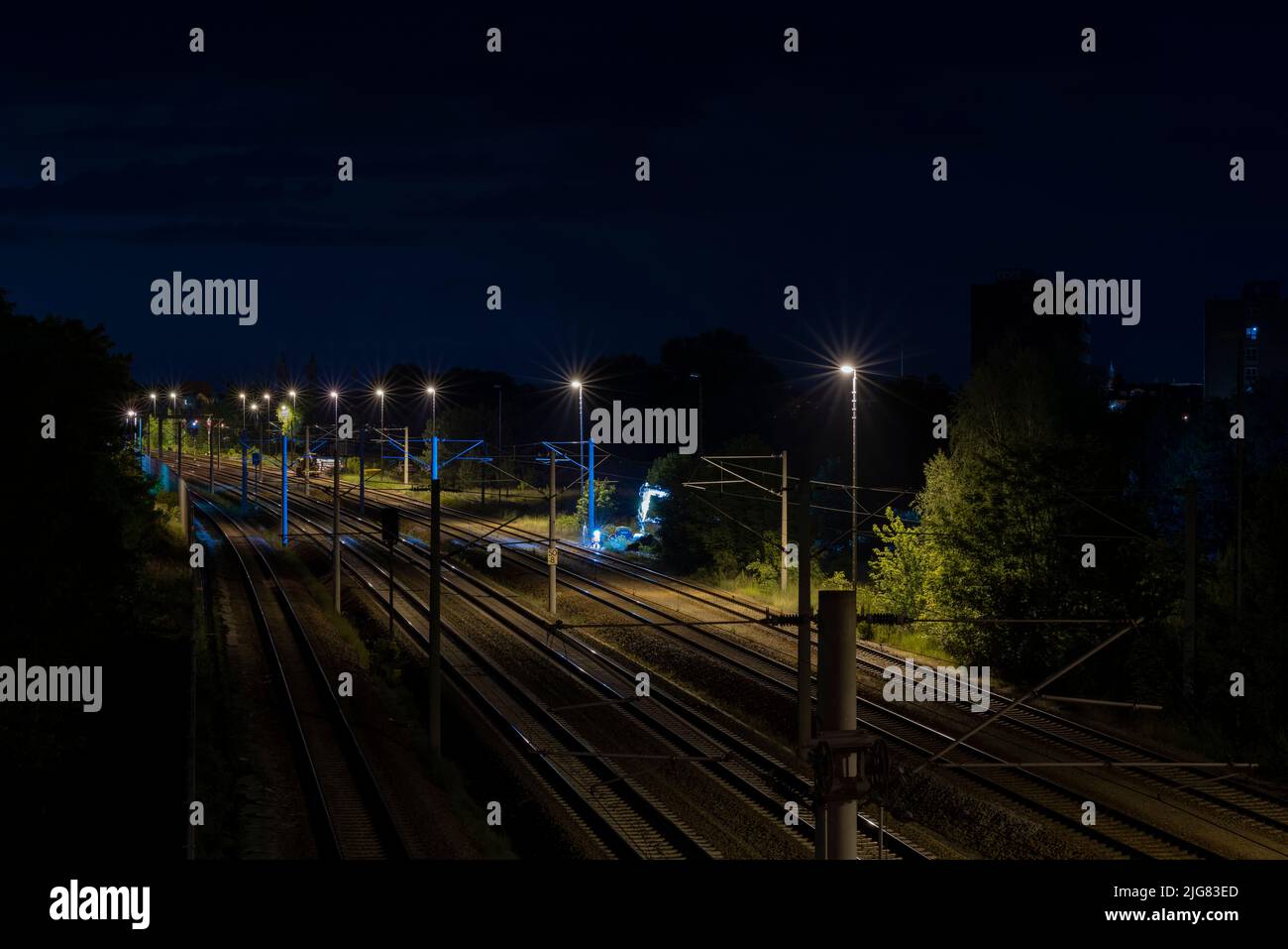 Germania, Luckenwalde, lavori di costruzione di notte sui binari ferroviari Foto Stock
