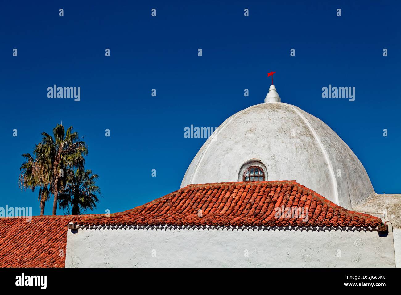 Chiesa cupola con palme a Tenerife Foto Stock