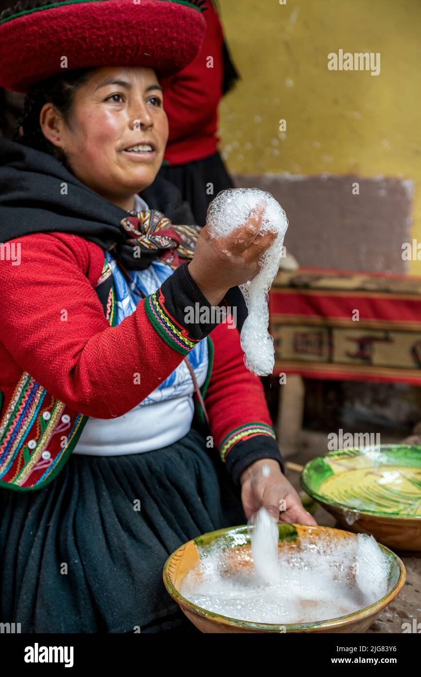 Donna Quechua Chaska (Star) dimostrazione di tessitura (fare sapone), negozio di tessitori El Balcon del Inka, Chinchero, Cusco, Perù Foto Stock