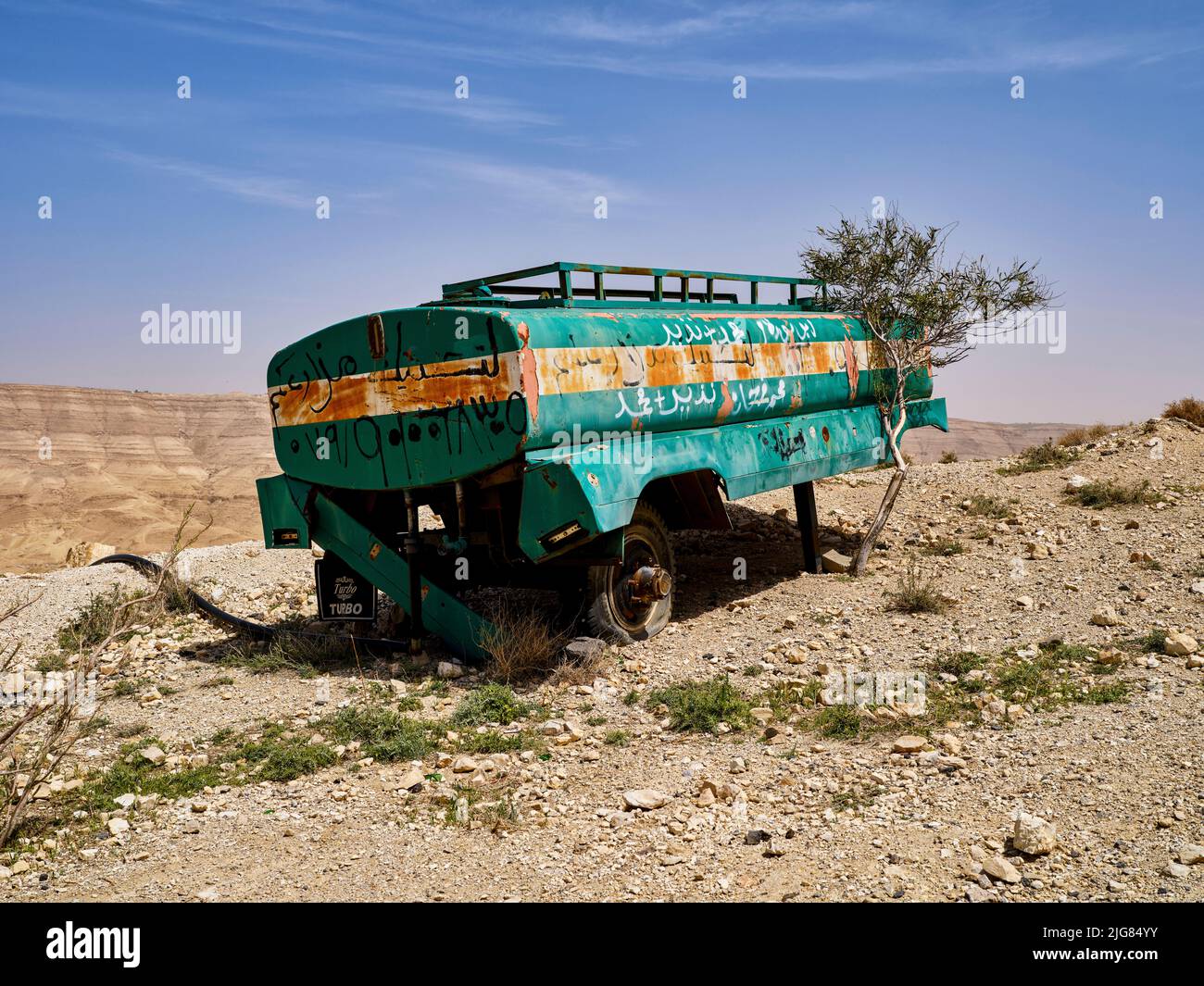 Vecchio camion cisterna a Wadi Mujib, Giordania. Foto Stock