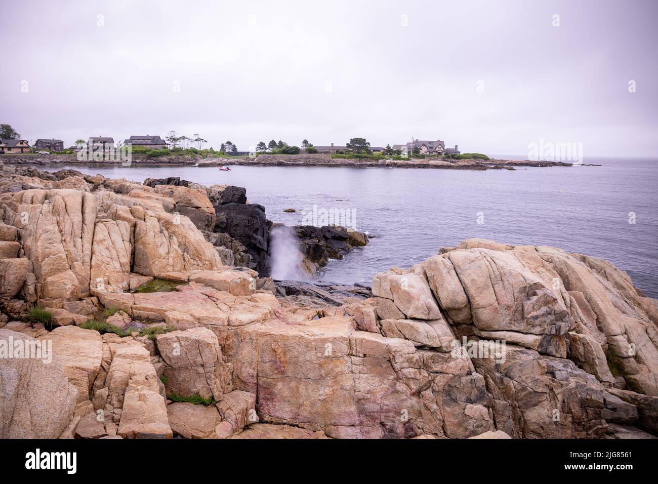 Un'immagine aerea della splendida costa rocciosa del New England Foto Stock