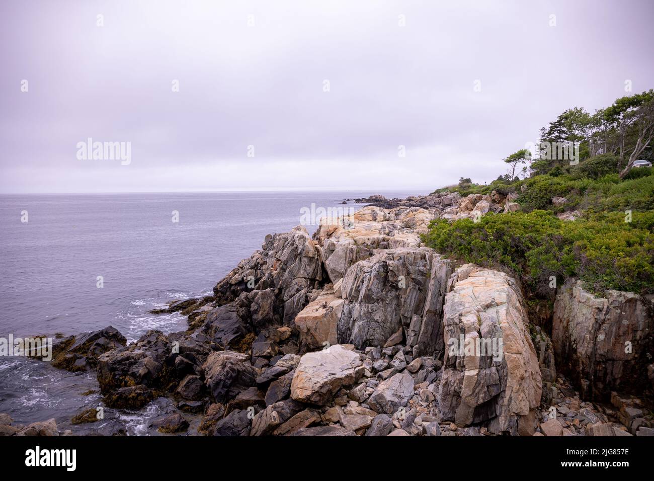 Una vista aerea della costa rocciosa del New England Foto Stock