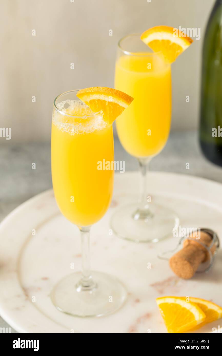 Succo d'arancia fresco freddo Mimosa con Champagne Foto Stock