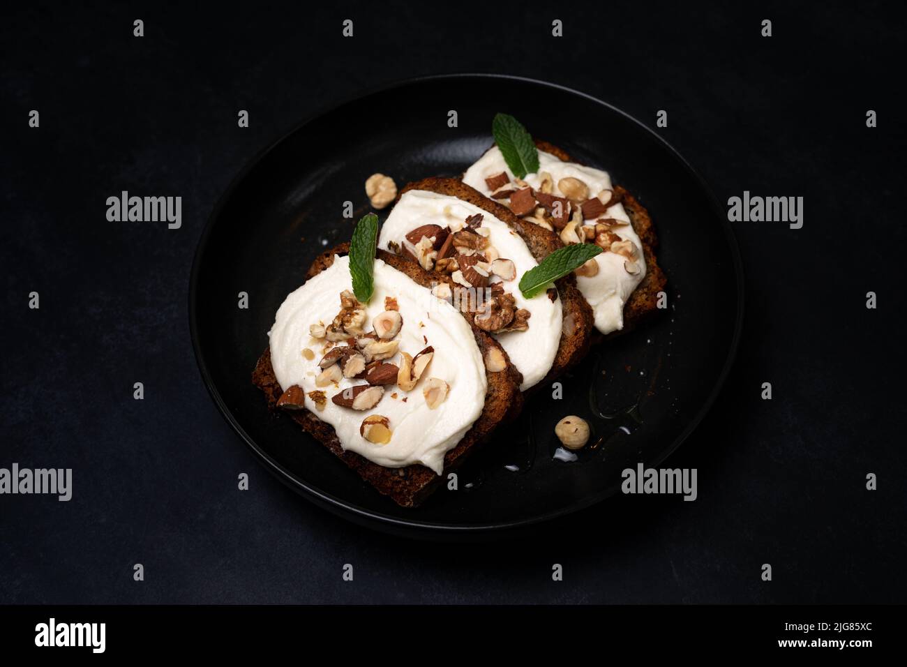 Colazione perfetta, pancake americani accatastati serviti su un tavolo di pietra nera. Foto Stock