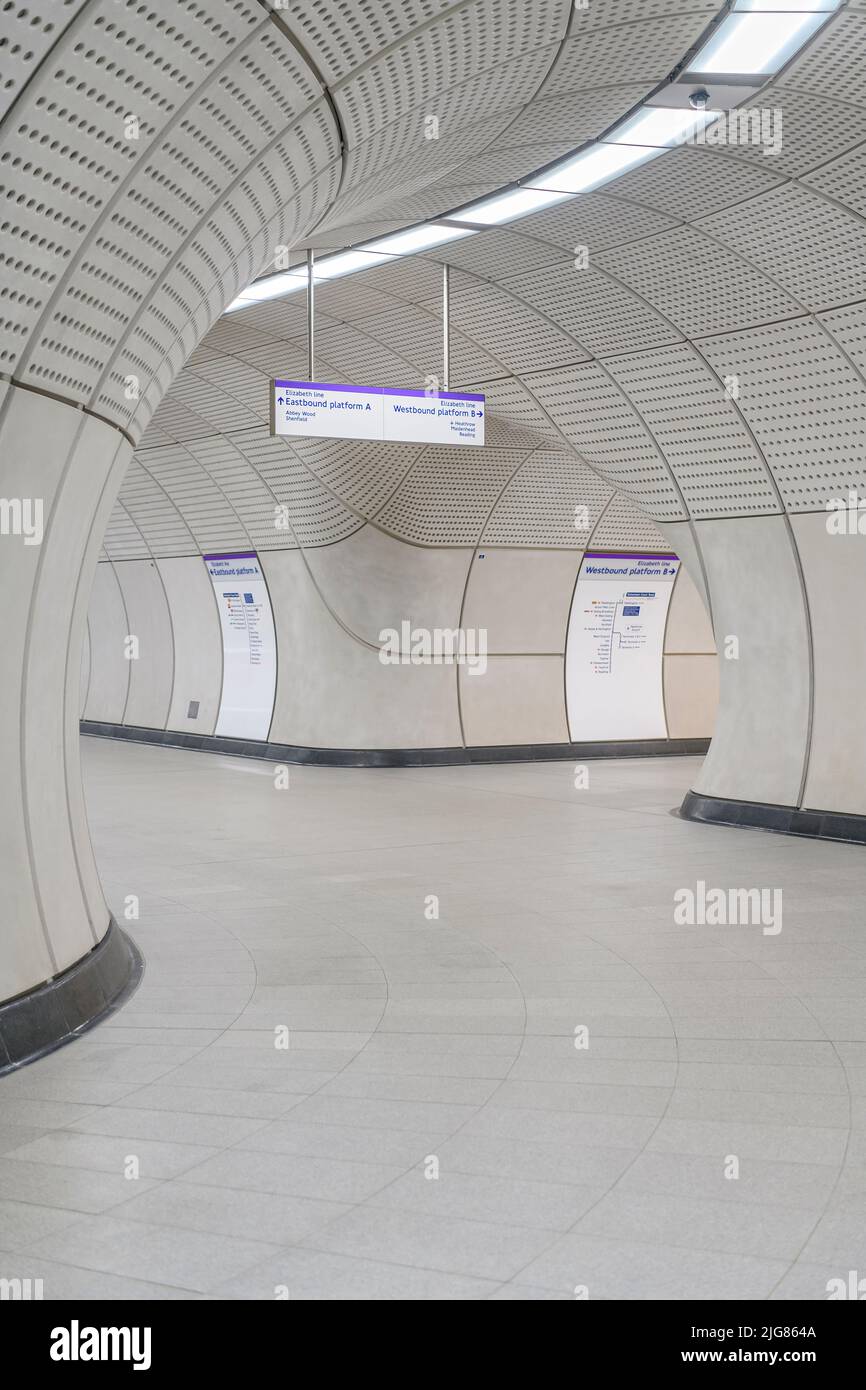 Stazione della metropolitana di Tottenham Court Road sulla nuova metropolitana Elizabeth Line di Londra. Le piattaforme hanno una lunghezza almeno doppia rispetto alle normali stazioni della metropolitana! Foto Stock