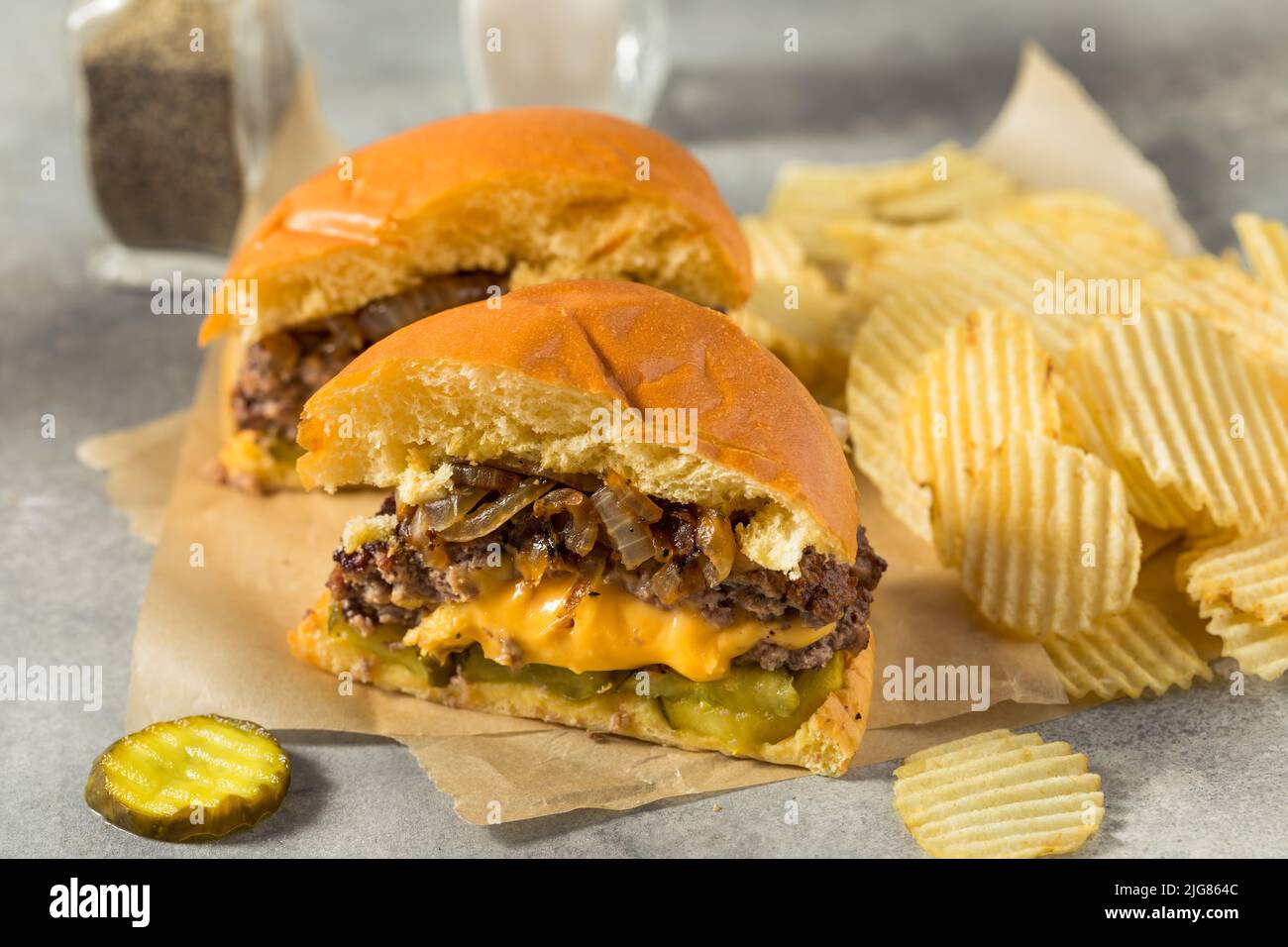 Cheeseburger Juicy Lucy fatto in casa con Cheddar e patatine Foto Stock
