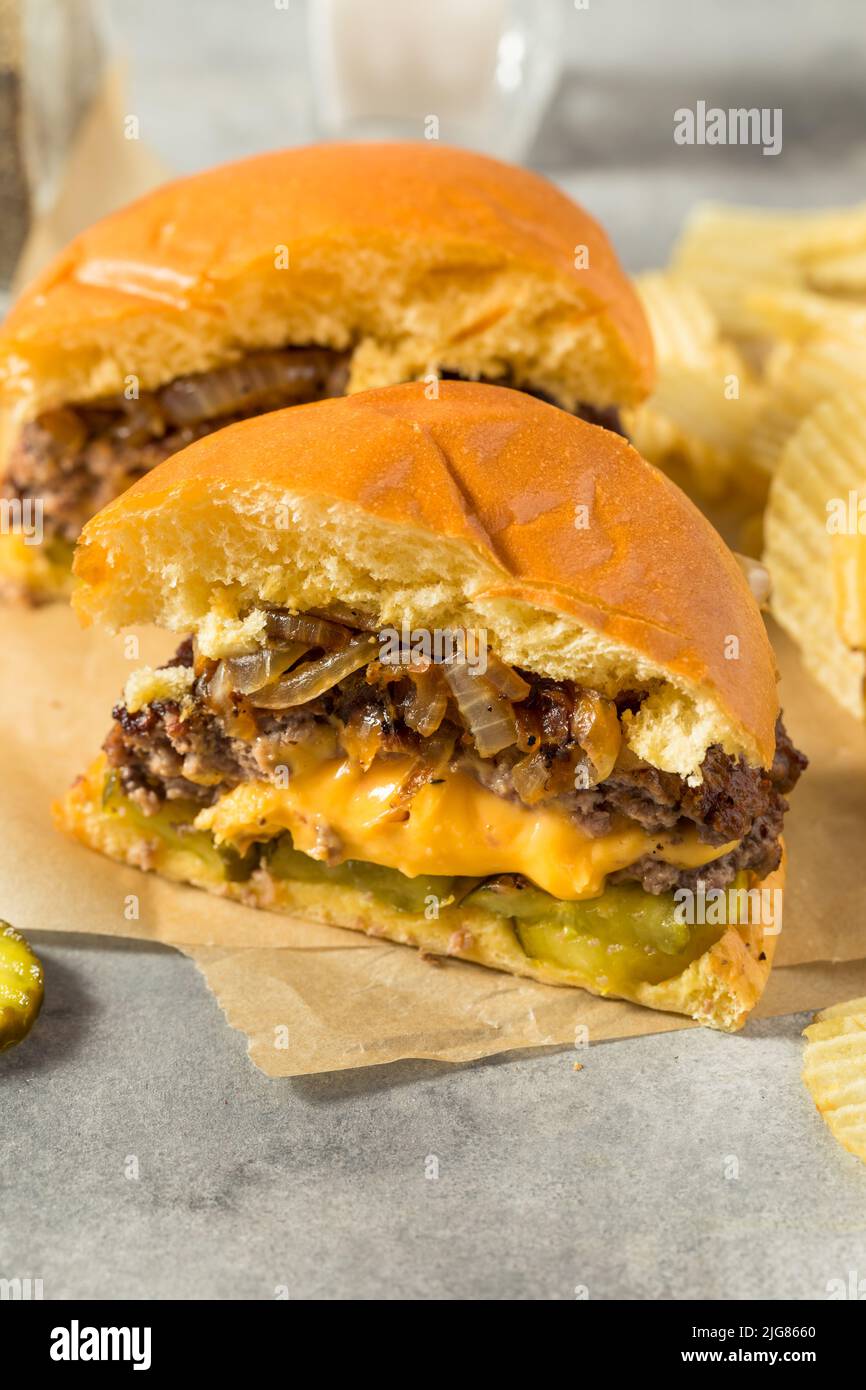 Cheeseburger Juicy Lucy fatto in casa con Cheddar e patatine Foto Stock