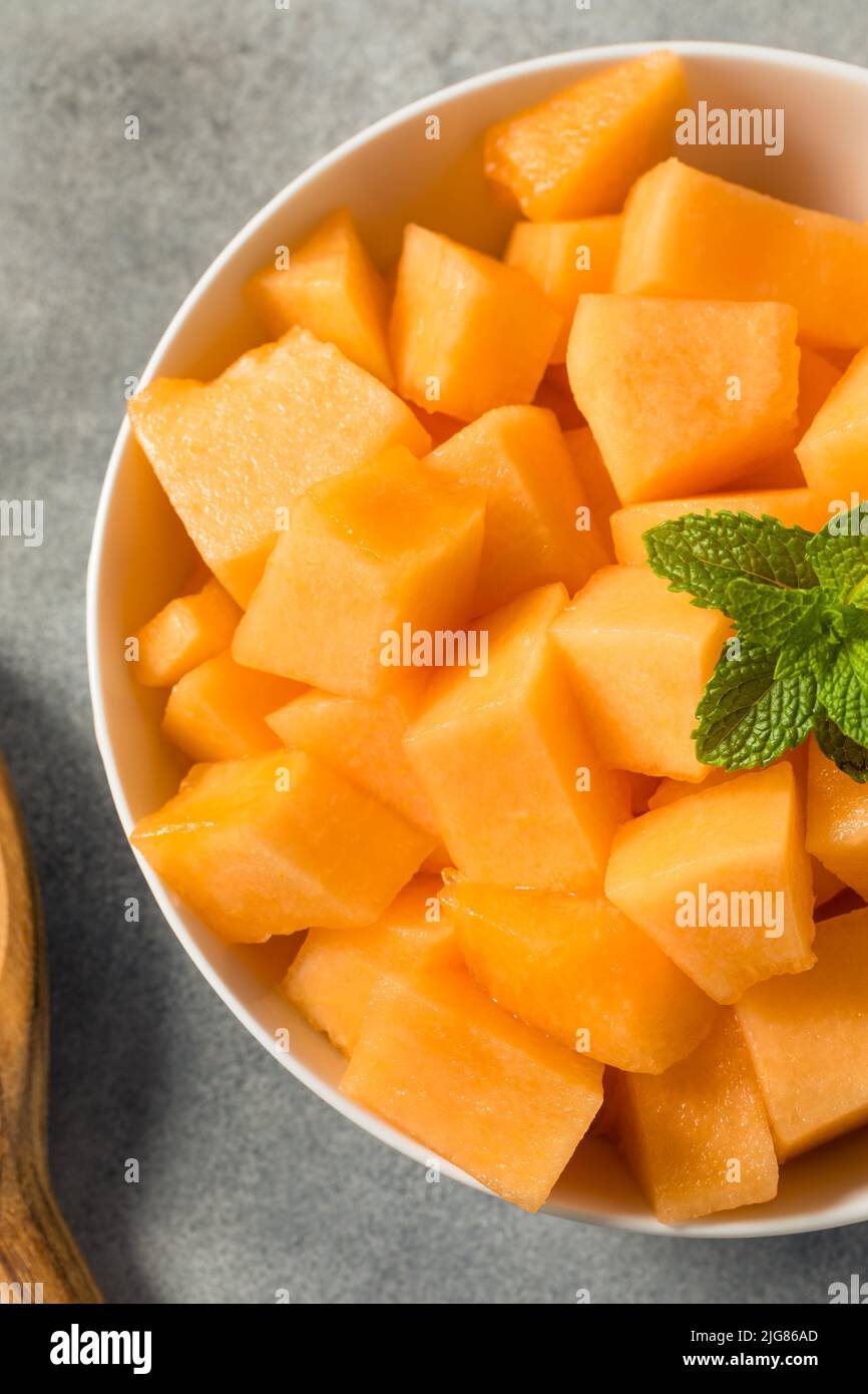 Melone organico di Cantaloupe crudo arancione tagliato a cubetti Foto Stock