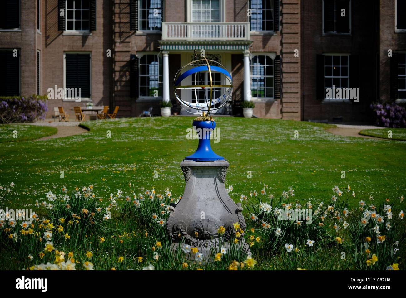 Giardino con un ornamento Armillary Sphere nel centro dei paesi bassi Foto Stock