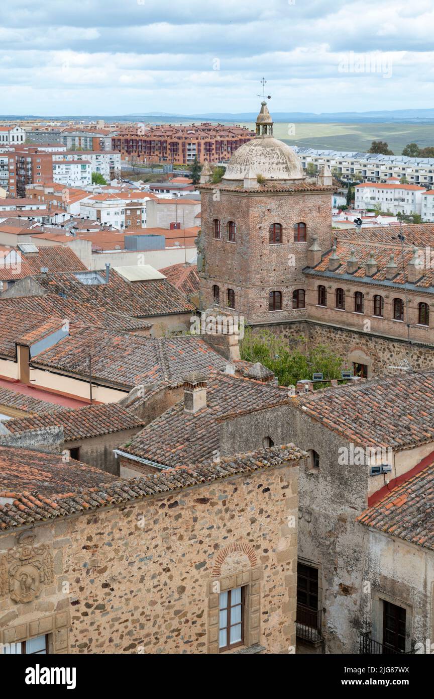 Antichi edifici in Caceres Spagna, un sito patrimonio dell'umanità e medievale collina città in Estremadura Spagna Foto Stock