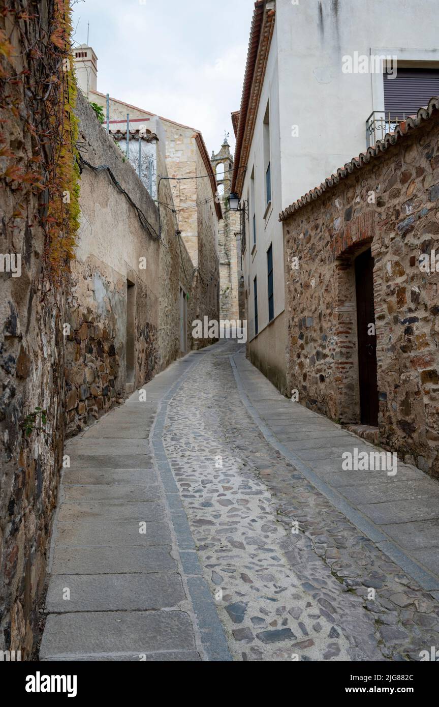 Antichi edifici in Caceres Spagna, un sito patrimonio dell'umanità e medievale collina città in Estremadura Spagna Foto Stock