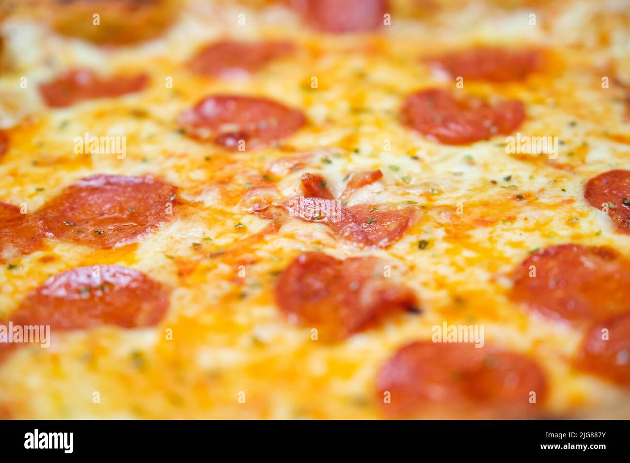 Primo piano con pizza al peperone appena sfornata. Foto Stock