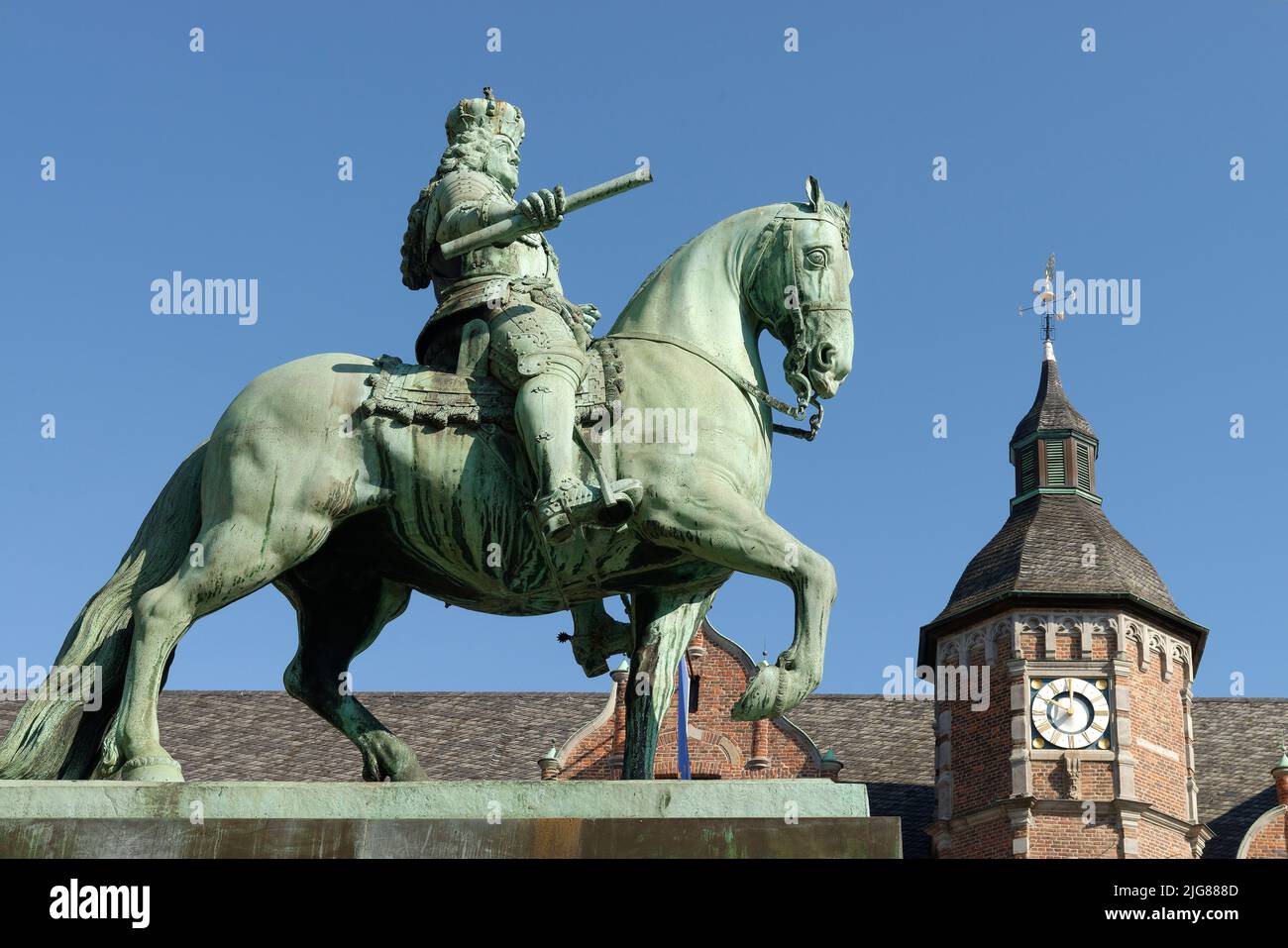 Vista del municipio e monumento equestre Jan-Wellem nella città vecchia di Düsseldorf, Düsseldorf, Renania settentrionale-Vestfalia, Germania Foto Stock