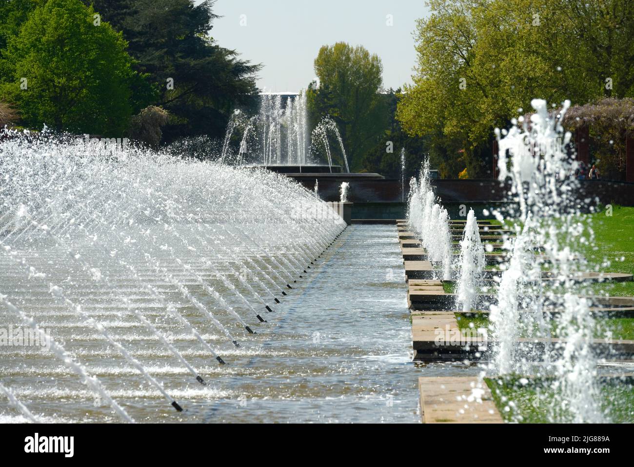 Giochi d'acqua nel Parco del Nord, distretto di Stockum, Düsseldorf, Renania settentrionale-Vestfalia, Germania Foto Stock