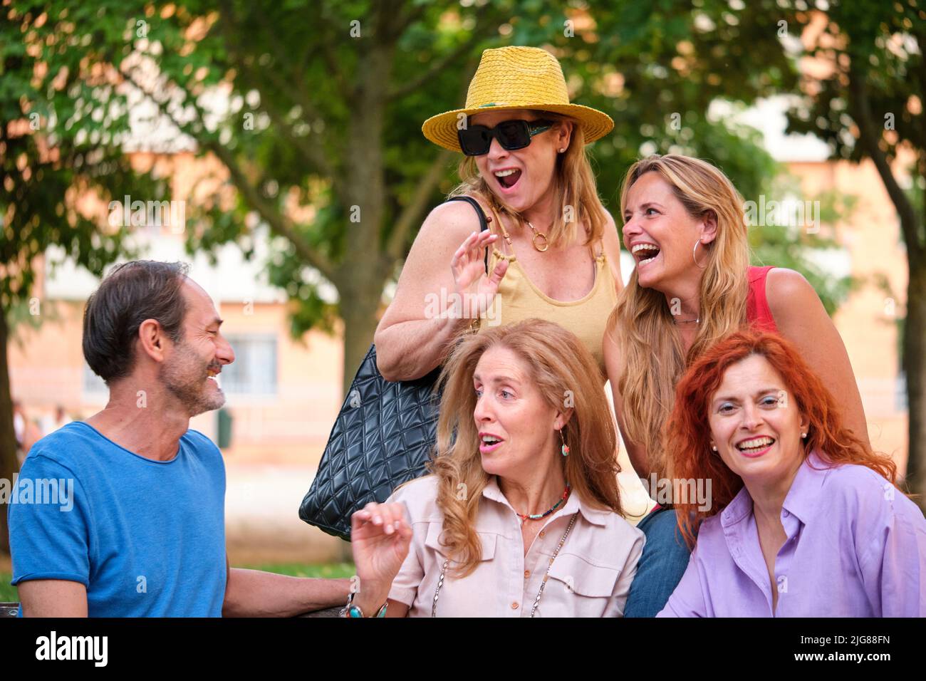 Cinque adulti maturi che si divertono in un parco. Foto Stock