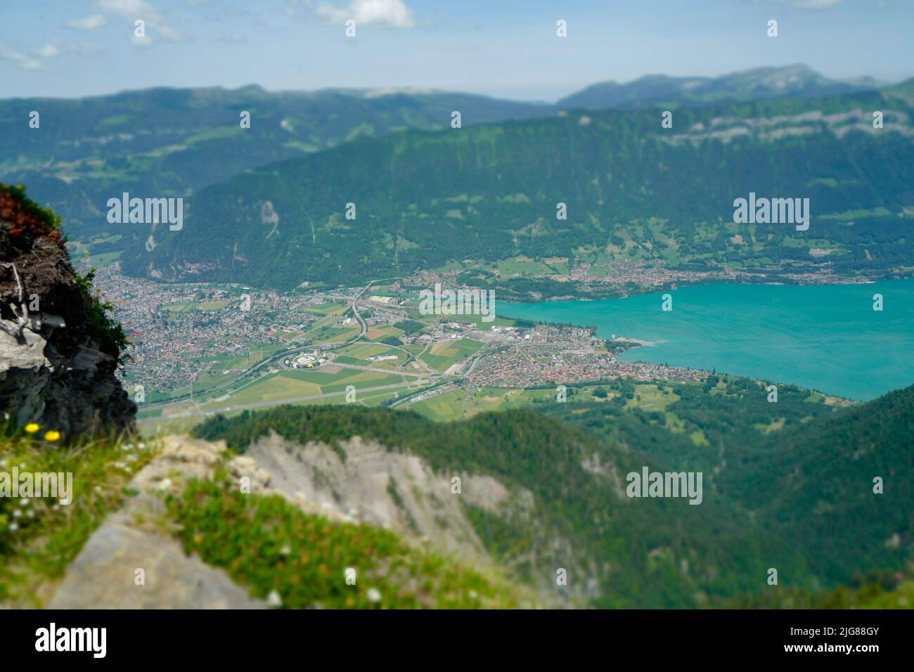 Veduta aerea di Interlaken e del lago di Brienz con montagne sfocate sfondo Foto Stock