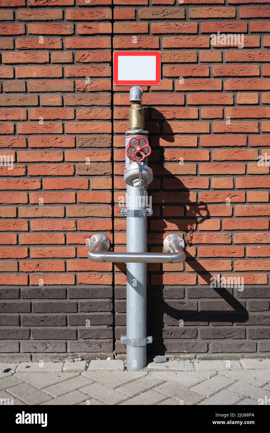 Sistema antincendio esterno. Collegamento dei vigili del fuoco. Foto Stock Sistema antincendio esterno. Collegamento dei vigili del fuoco. Foto Stock