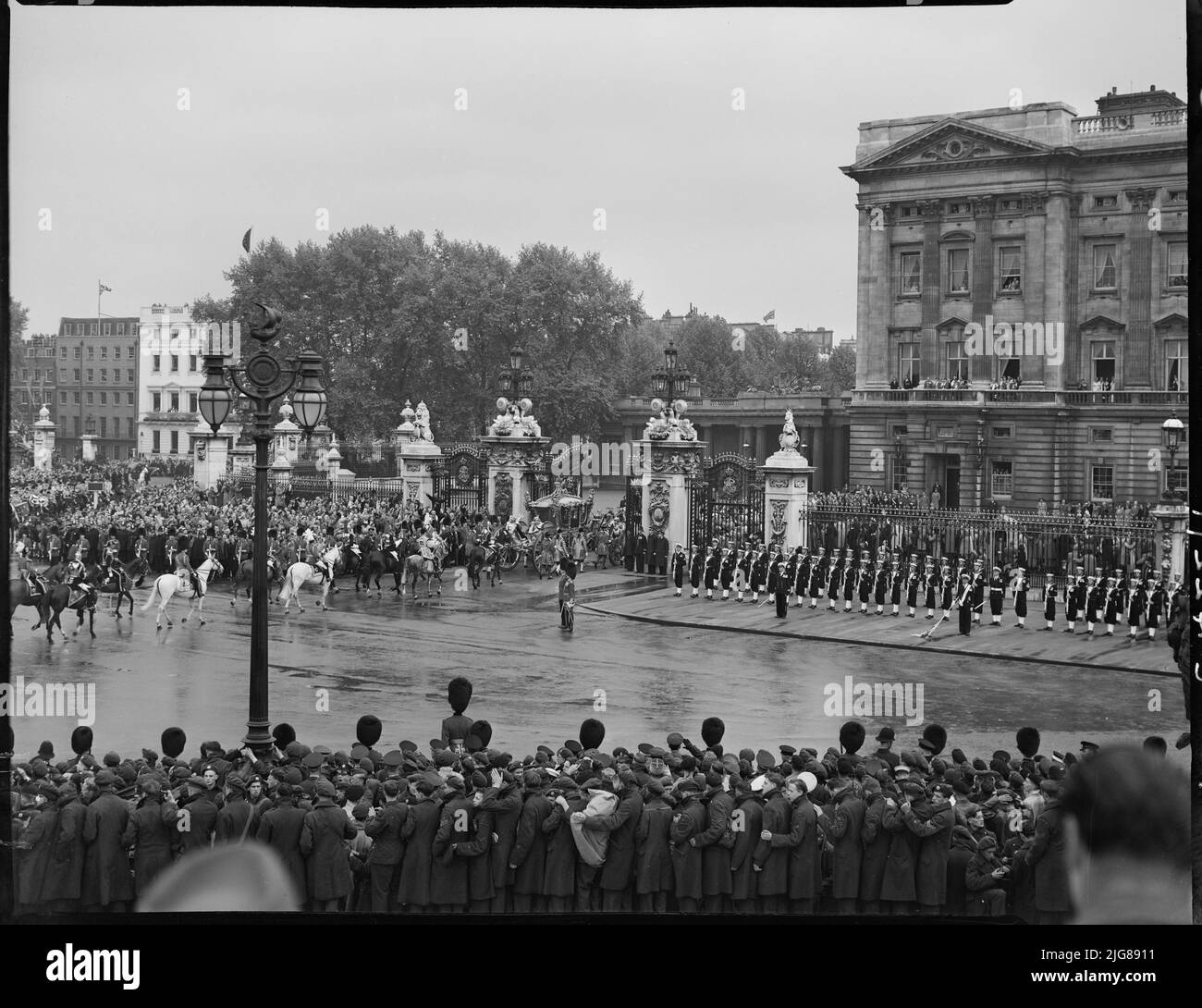 Incoronazione della Regina Elisabetta II, Buckingham Palace, The Mall, St James, City of Westminster, Greater London Authority, 02-06-1953. Vista dal Queen Victoria Memorial, che mostra la folla di persone che guardano mentre la processione dell'incoronazione della Regina Elisabetta II ritorna a Buckingham Palace. Foto Stock
