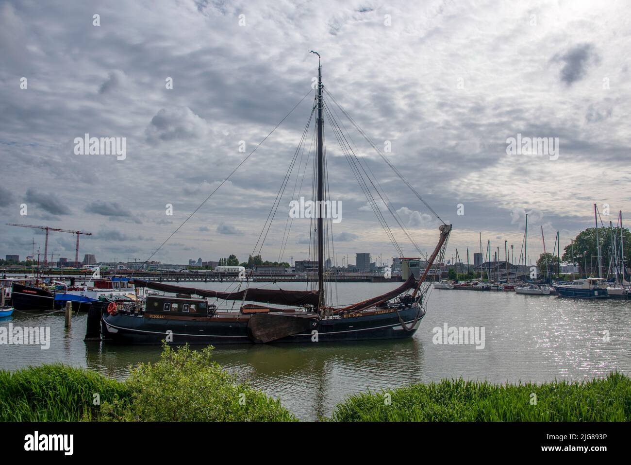 Vecchia nave a vela, casa galleggiante, distretto di Noord, Amsterdam, Paesi Bassi Foto Stock