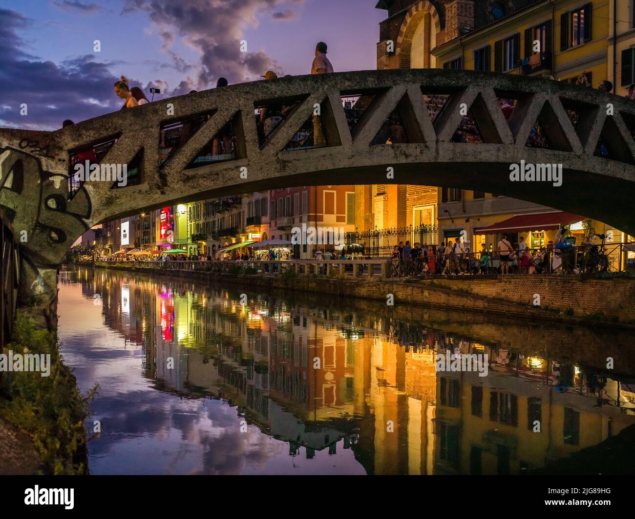 Italia, Milano, vita notturna, Navigli, luce notturna Foto Stock