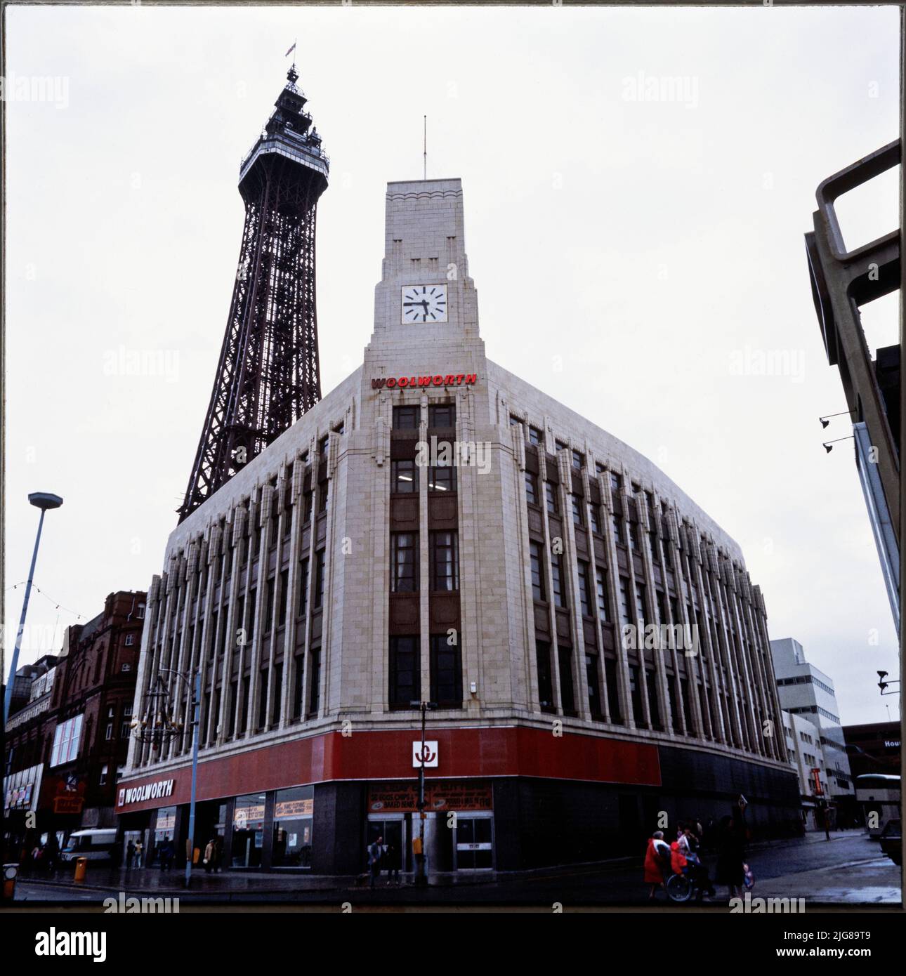 FW Woolworth and Company Limited, Bank Hey Street, Blackpool, 1970s-1980s. Il negozio Woolworth's su Bank Hey Street, che mostra l'alta torre quadrata sul livello sud-ovest. F W Woolworth aprì un negozio nel sito nel 1916. I locali sono stati ampliati e ricostruiti nel 1936 e riaperti nel 1938. Era il numero di negozio 66 e, all'epoca, era il più grande negozio di Woolworth al mondo. Il negozio chiuse come Woolworth's nel 1980s e fu occupato in seguito da Price Busters, Sports Direct e Wetherspoons. Foto Stock