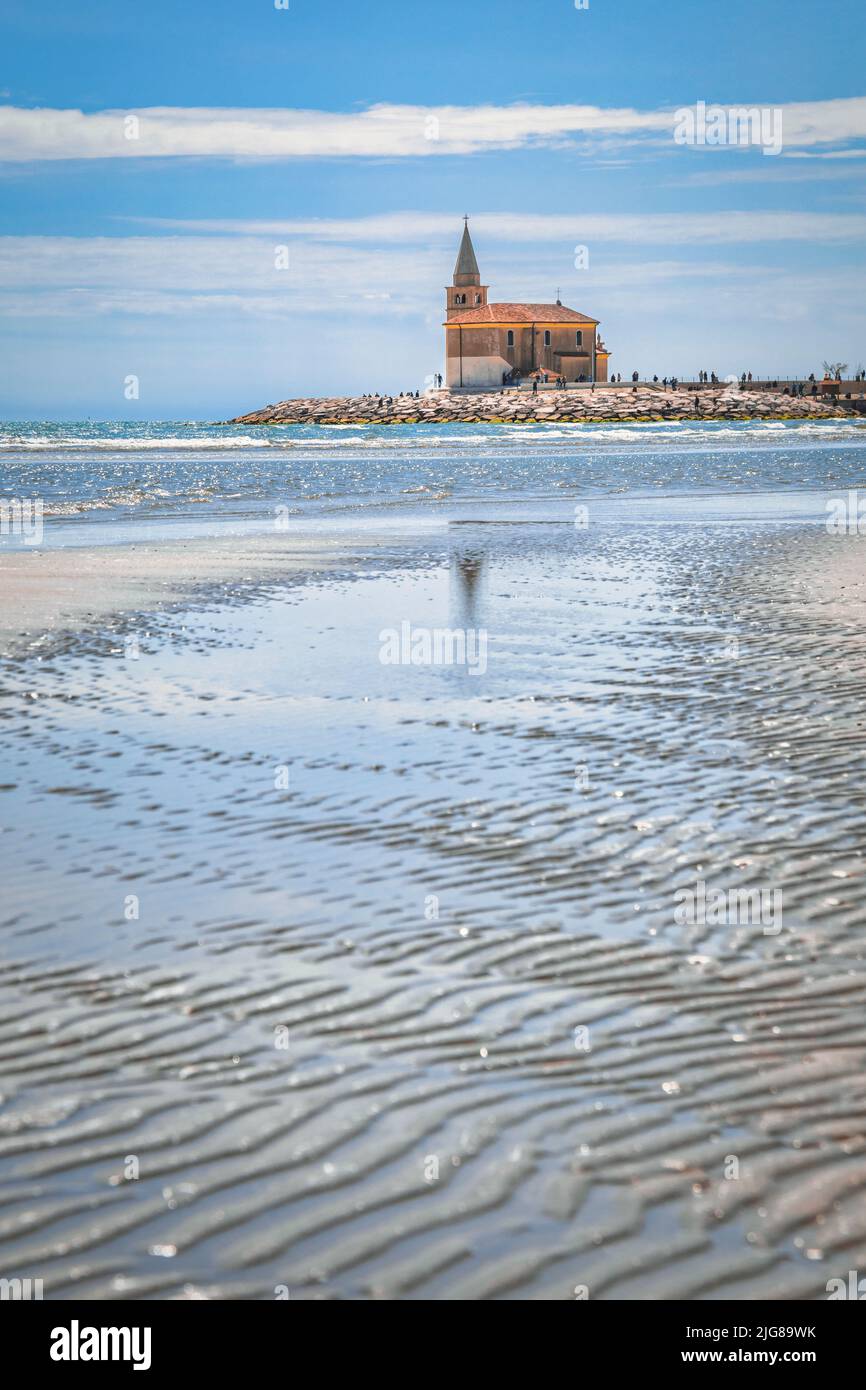 Italia, Veneto, provincia di Venezia, città di Caorle, la chiesa di nostra Signora dell'Angelo vista dalla spiaggia di Levante Foto Stock