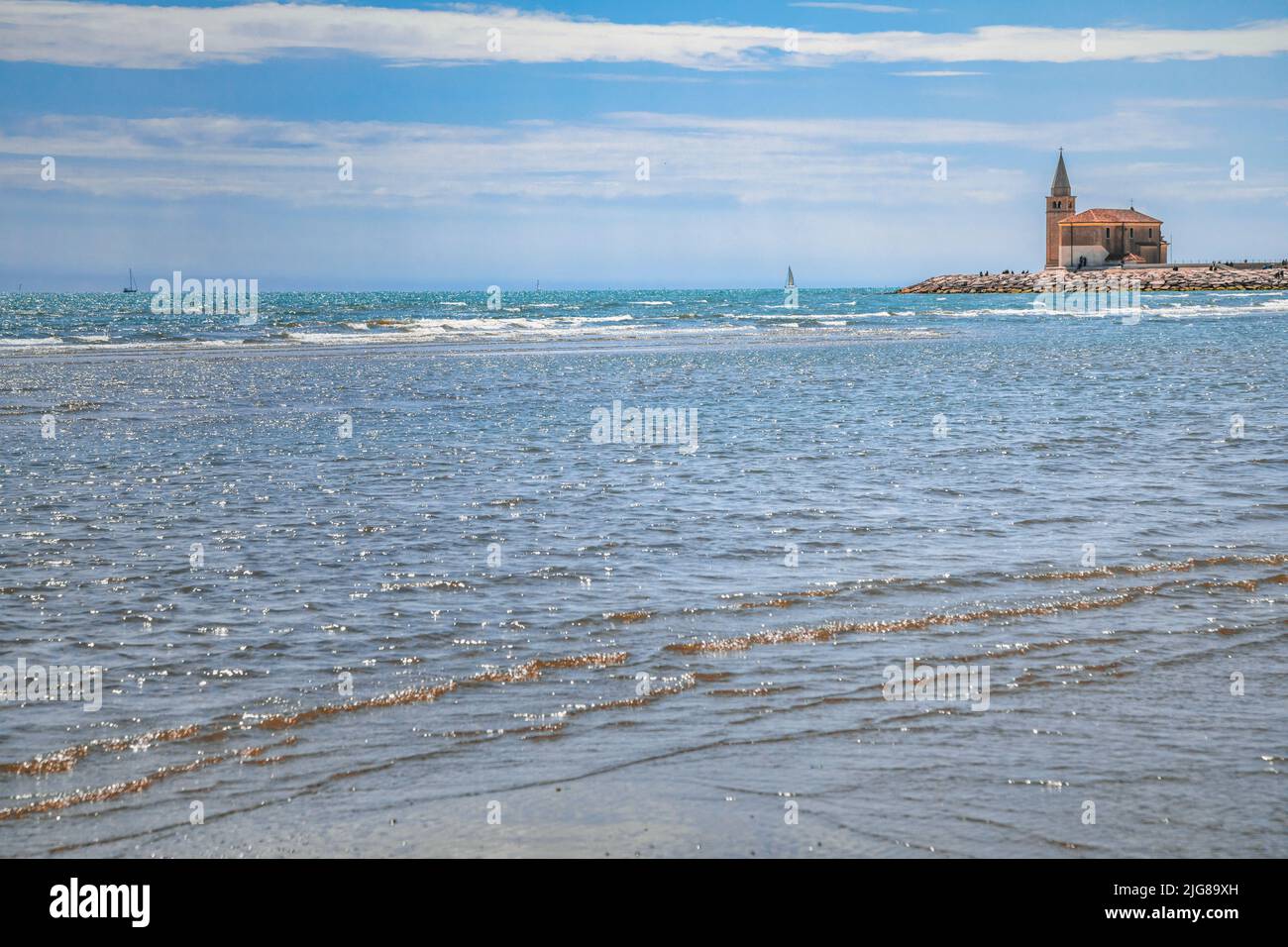 Italia, Veneto, provincia di Venezia, città di Caorle, la chiesa di nostra Signora dell'Angelo vista dalla spiaggia di Levante Foto Stock