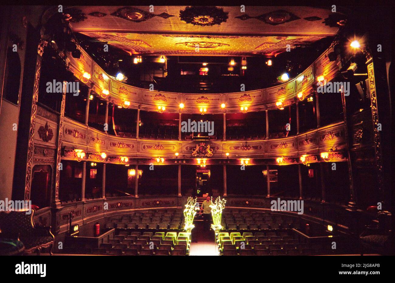 Theatre Royal, King Street, City of Bristol, 1997 - 1998. L'auditorium nel Teatro reale, visto dal palco. Il Teatro reale del 18th secolo fu ricostruito esternamente nel 1970-72 per incorporare l'adiacente Sala dei Coopers del 18th secolo. Il disegno del teatro originale è attribuito a James Paty il giovane o, forse più probabile, a Thomas Paty. Foto Stock