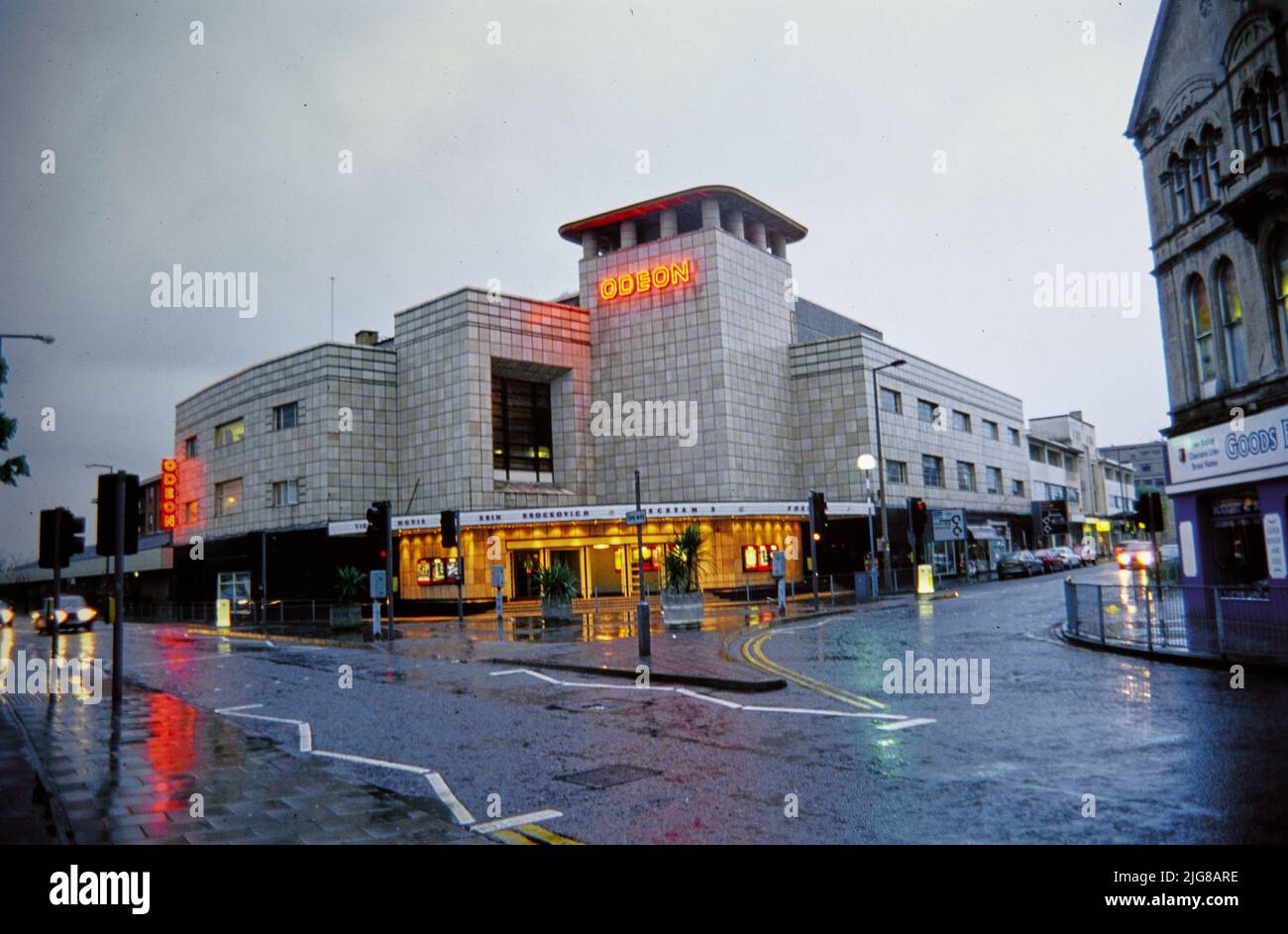 Odeon Cinema, Walliscote Road, Weston-Super-Mare, North Somerset, Apr 2000 - Jun 2000. Il cinema Odeon visto dal nord-ovest al crepuscolo. L'Odeon Cinema è stato inaugurato nel maggio 1935 ed è stato progettato da T Cecil Howitt. Tutti i cinema Odeon progettati da Howitt presentava una torre quadrata e un tetto a lastra piatta. Foto Stock