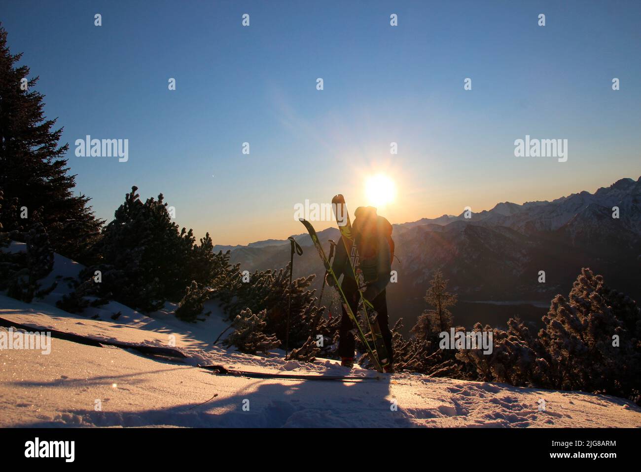 Giovane donna in inverno a piedi, sci tour a Simetsberg. Germania, Baviera, Walchensee, Einsiedl, incrocio di vertice a 1840m Foto Stock