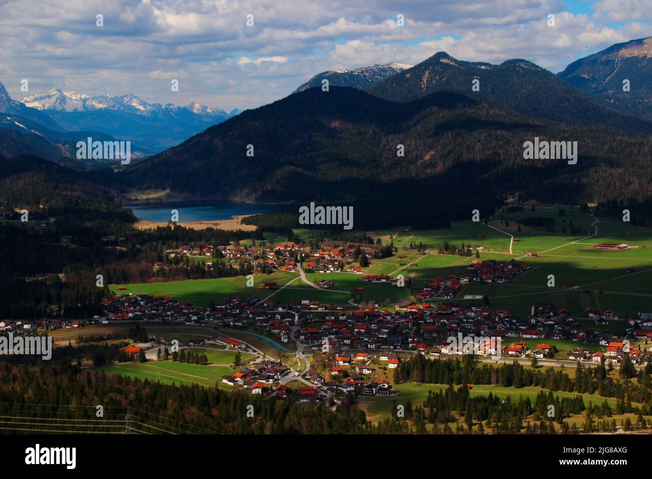 Vista sull'Estergebirge, tramonto con vista su Krün dietro il Barmsee, Isartal, alta Baviera, Baviera, Germania, Europa Foto Stock