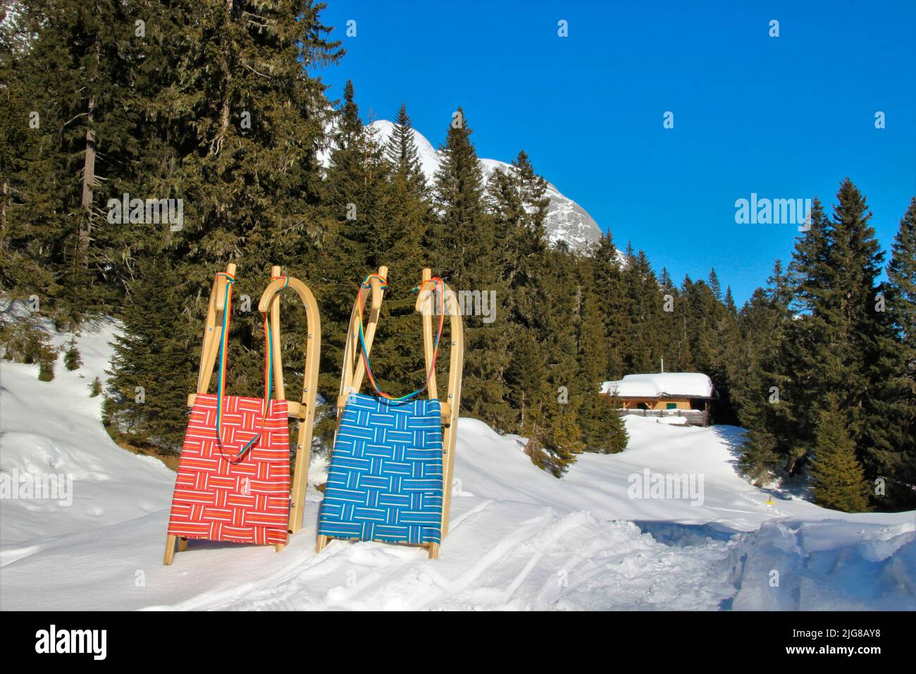 Pista per slittini Hoher Sattel, due slitte, capanna del cacciatore, paesaggio invernale, natura, Ahrn, Leutasch, Scharnitz, Seefeld, Tirolo, Austria Foto Stock