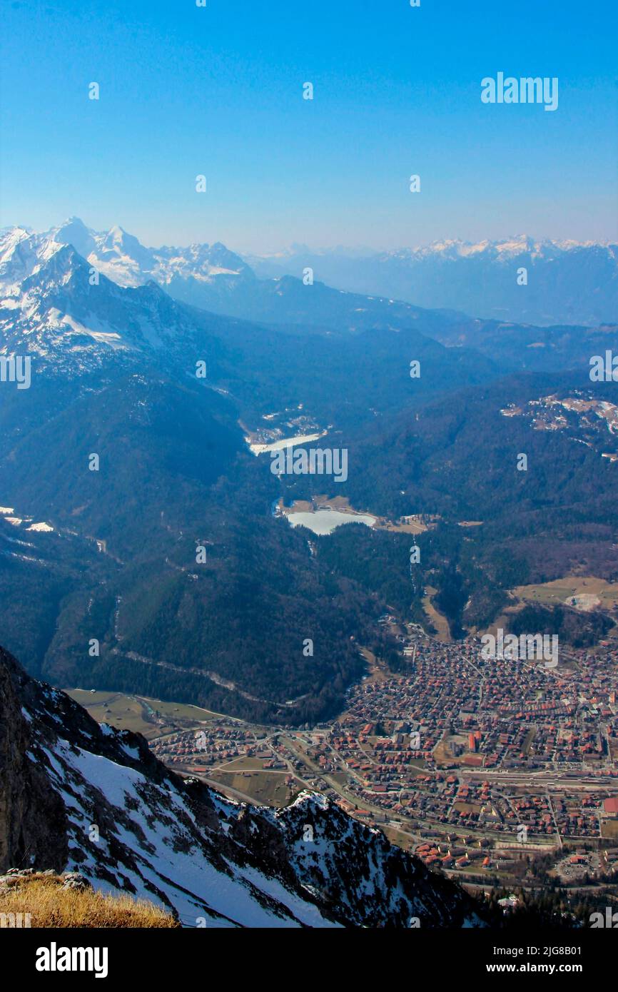 Vista da Karwendel, stazione di montagna Karwendelbahn sulle montagne di Wetterstein, con Wetterstein, Wetterstein cime, Alpspitze, Zugspitze, Massiccio di Wetterstein in primo piano il Grünkopf sopra Mittenwald, contro il cielo blu, Foto Stock