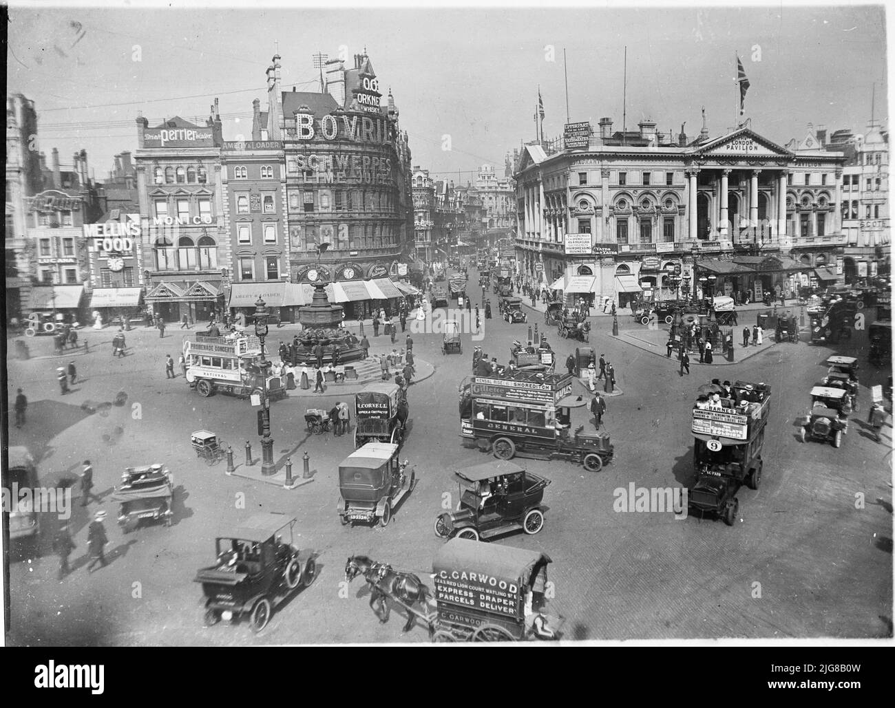 Piccadilly Circus, City of Westminster, Greater London Authority, 1911. Una vista elevata che guarda attraverso Piccadilly Circus verso il London Pavilion, con automobili, omnibus e carrozze trainate da cavalli in primo piano. Foto Stock