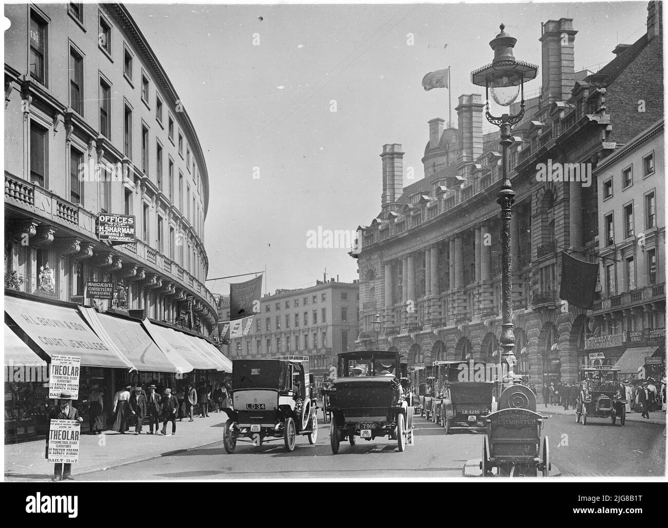 Regent Street, City of Westminster, Greater London Authority, 1911. Una scena affollata che guarda ad est lungo Regent Street, che mostra la facciata del Piccadilly Hotel, con pedoni e traffico in primo piano. Il Piccadilly Hotel, progettato dall'architetto Richard Norman Shaw, è stato costruito nel 1905-8, poco prima che questa foto fosse scattata. Foto Stock