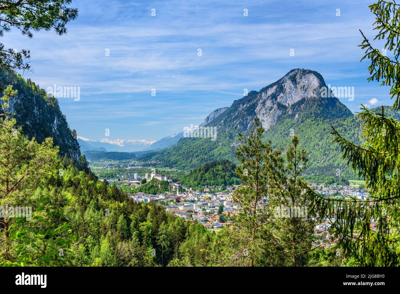 Austria, Tirolo, Kufstein, vista sul paese contro Pendling, vista dalla valle Kaisertal Foto Stock