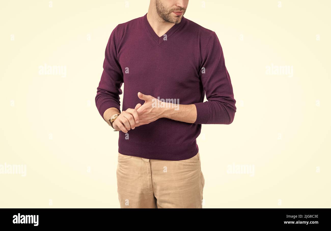 Guy non rasato vista croppata con look di moda indossare abiti eleganti isolati su bianco, casual Foto Stock