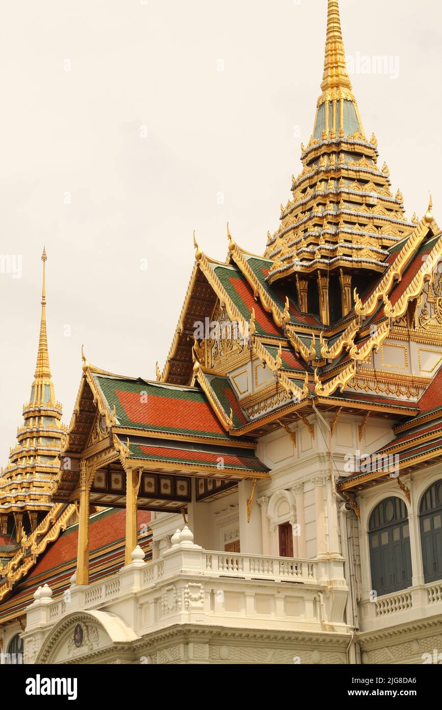 La vista verticale dell'edificio della sala del trono Chakri Maha Prasat a Bangkok Foto Stock