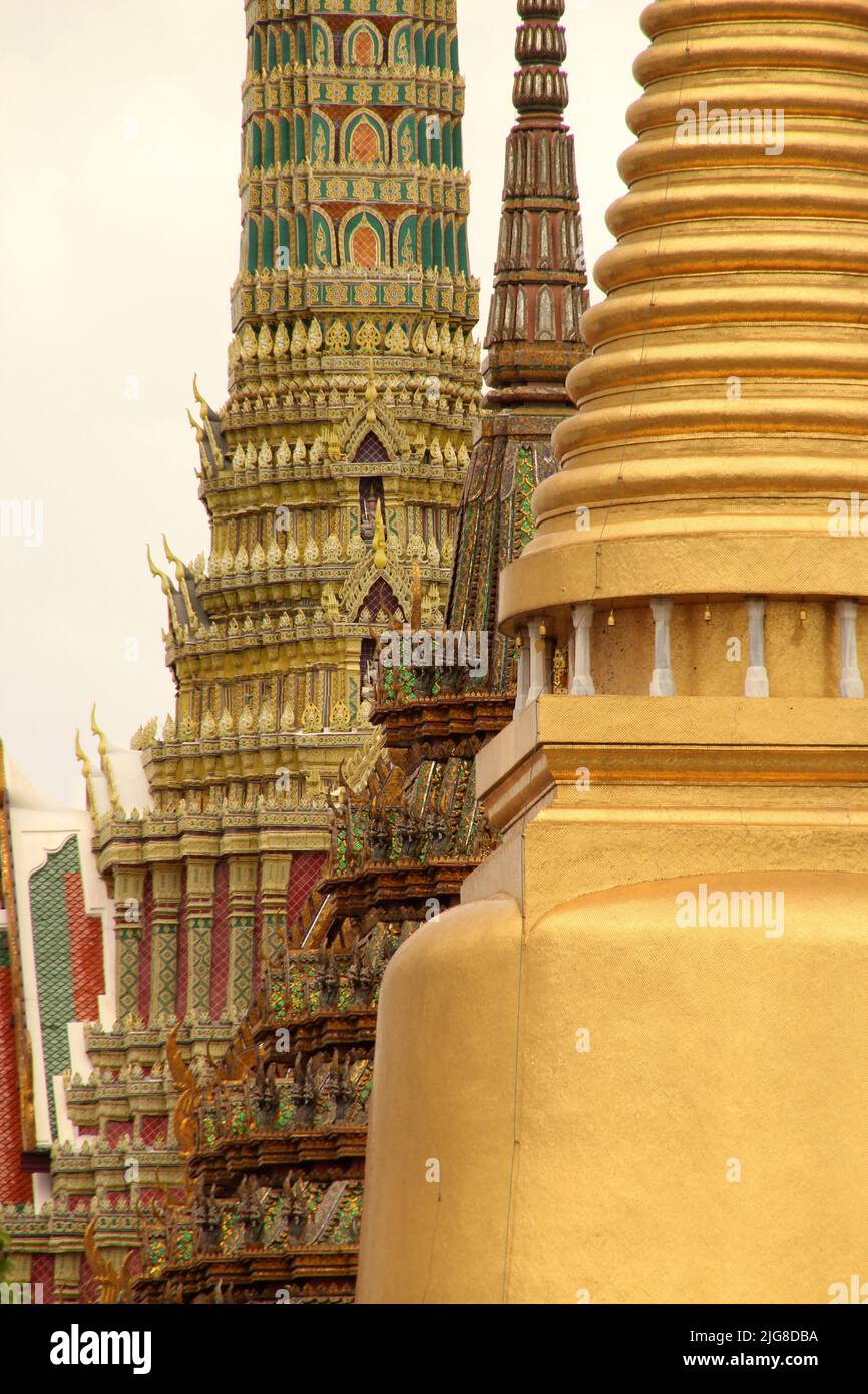 La foto verticale degli edifici storici esterni a Bangkok Foto Stock