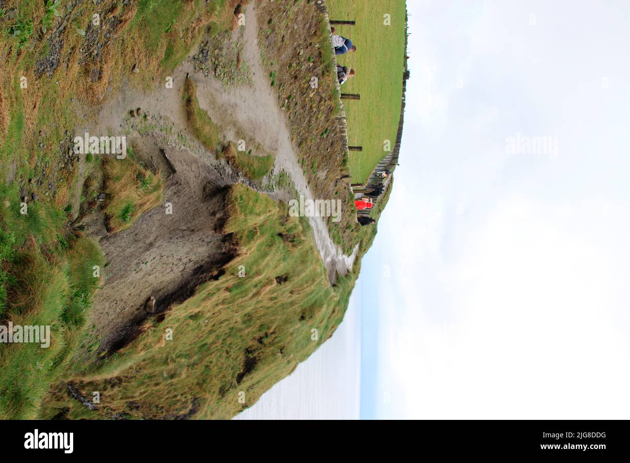 Sentiero, escursionista, turisti, escursioni, visite turistiche, Scogliere di Moher, County Clare, Irlanda, Europa. Foto Stock