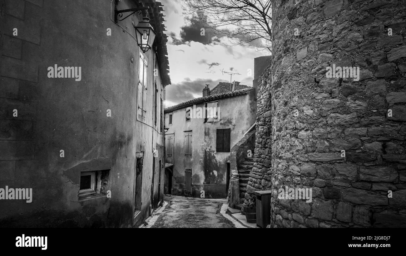 Village Street a Cesseras. Foto Stock