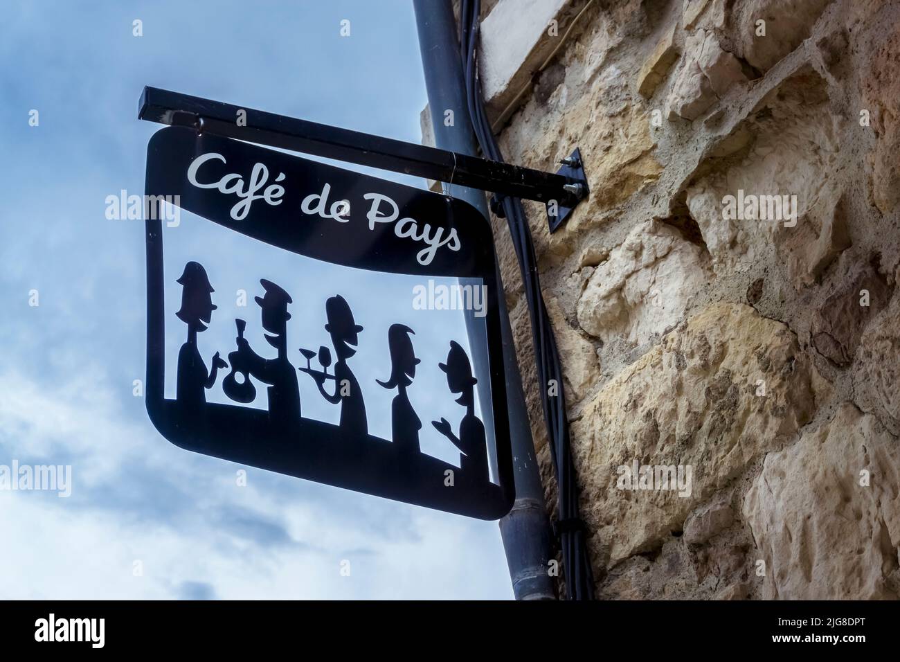 Cartello pubblicitario presso Place de la Mairie in Peyriac de Mer in inverno. Il comune si trova nel Parco Naturale Regionale Narbonnaise en Méditerranée. Foto Stock