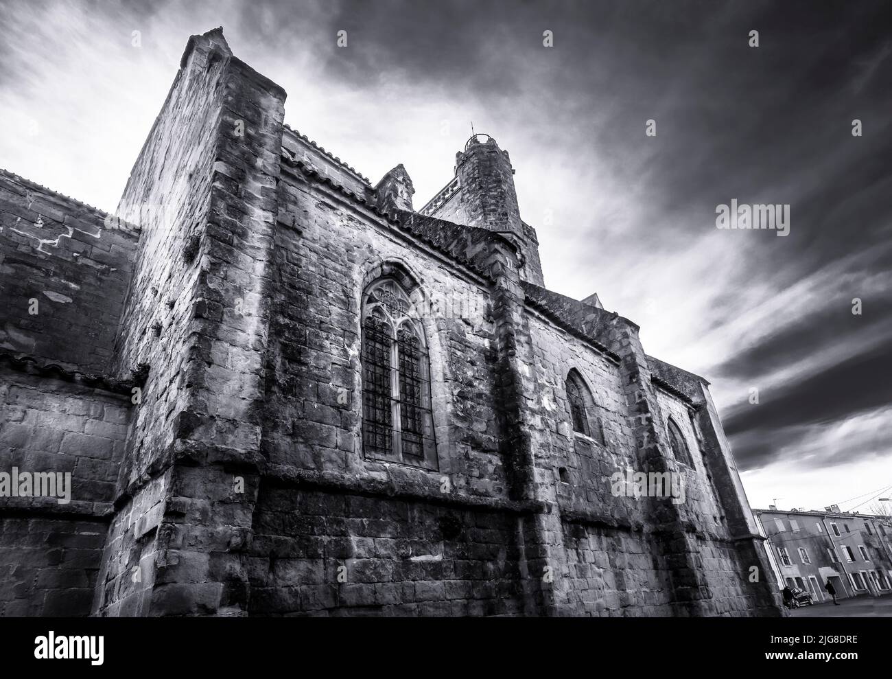 La chiesa parrocchiale di Saint Julien e Sainte Basilisse ad Azille fu costruita nel XIV secolo. La possente torre ovest è alta 36 metri. Monumento historique. Foto Stock